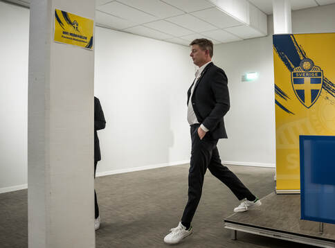 Head coach Jon Dahl Tomasson of Sweden