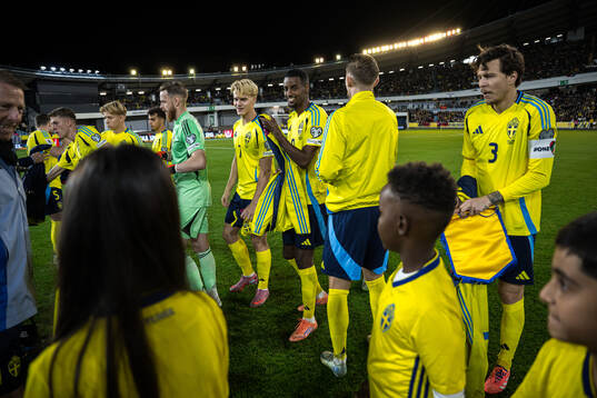 Mascots walk in front of goalkeeper Viktor Johansson, Lucas
