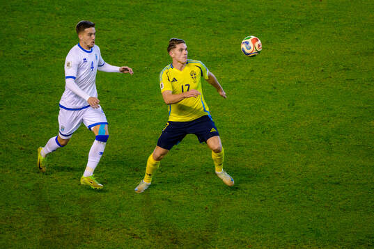 Ilir Krasniqi of Kosovo and Viktor Gyökeres of Sweden