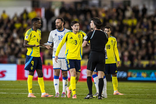 Alexander Isak, Victor Nilsson Lindelöf of Sweden and