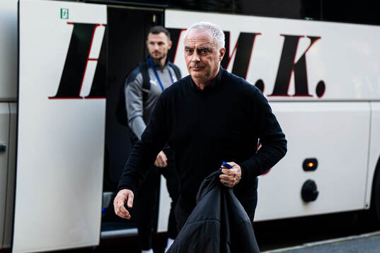 Head coach Darren Bazeley of New Zealand arrives