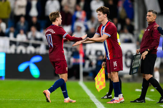 Andreas Schjelderup changes with Sverre Nypan of Norway