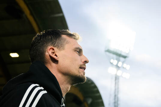 Head coach Daniel Bäckström of Sweden