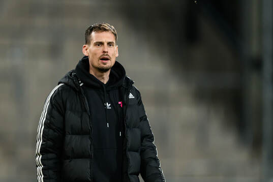 Head coach Daniel Bäckström of Sweden