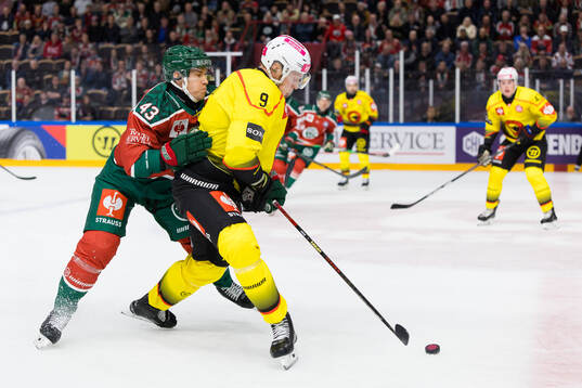 Tom Nilsson of Frölunda and Victor Ejdsell of SC Bern