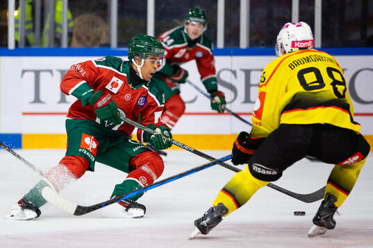 Max Westergård of Frölunda and Benjamin Baumgartner of SC