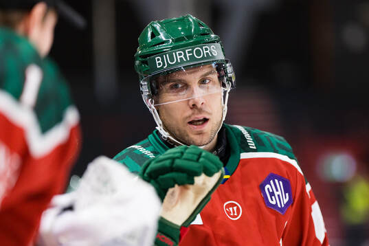 Henrik Tömmernes of Frölunda celebrates