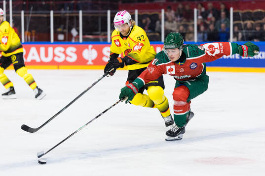 Anton Lindholm of SC Bern and Ivar Stenberg of Frölunda