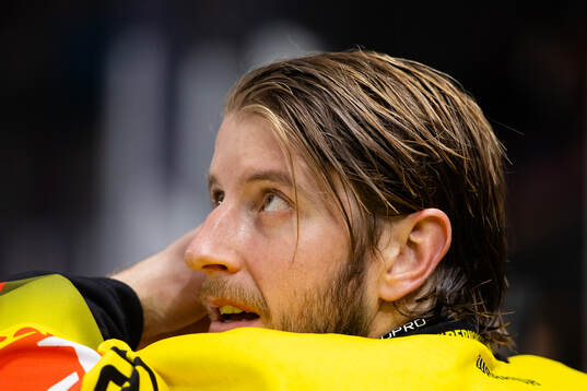 Goaltender Adam Reideborn of SC Bern