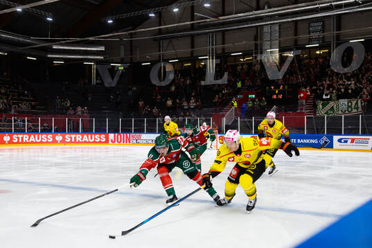 Max Lindholm of Frölunda and Benjamin Baumgartner of SC