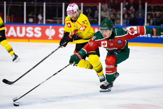 Anton Lindholm of SC Bern Ivar Stenberg of Frölunda