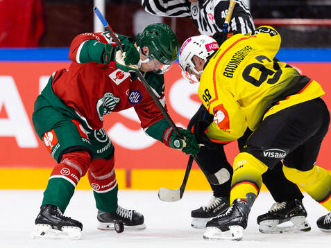 Arttu Ruotsalainen of Frölunda and Benjamin Baumgartner of
