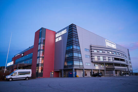 Hägglunds Arena innan ishockeymatchen i Hockeyallsvenskan