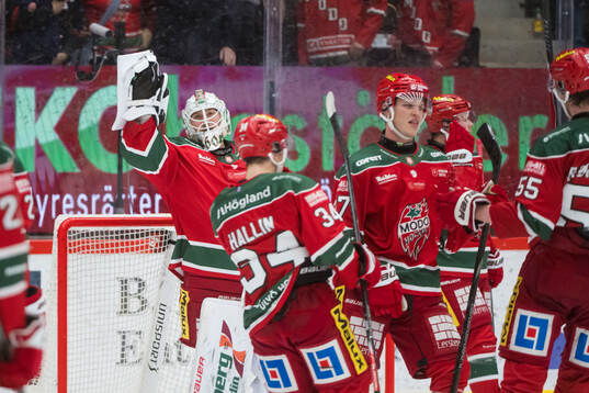 Modos målvakt Edvin Olofsson jublar