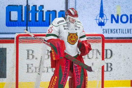 Moras målvakt Tobias Johansen Breivold deppar