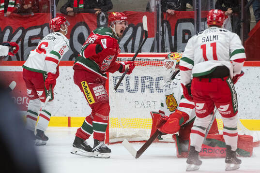 Modos Emil Larsson jublar