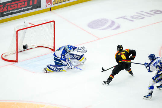 Leksands målvakt Jakob Hellsten och Brynäs Bobby Trivigno