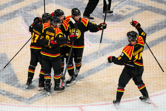 Brynäs Lucas Pettersson jublar med lagkamrater