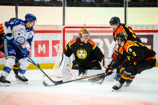 Leksands Gabriel Fortier mot Brynäs målvakt Damian Clara