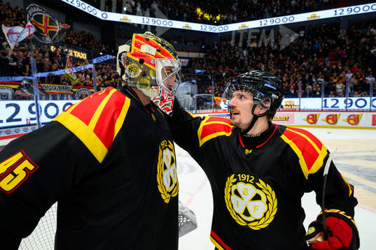 Brynäs målvakt Damian Clara och Johannes Kinnvall jublar