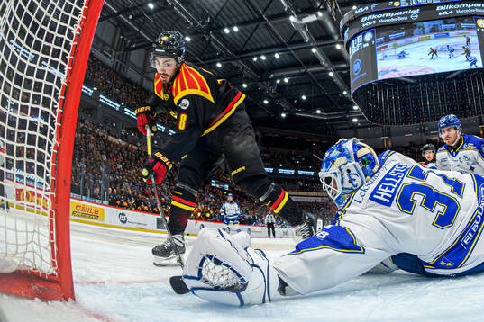 Brynäs Bobby Trivigno och Leksands målvakt Jakob Hellsten