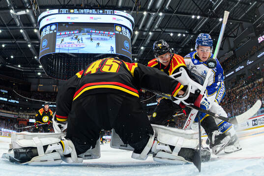 Brynäs målvakt Damian Clara och Mattias Norlinder mot