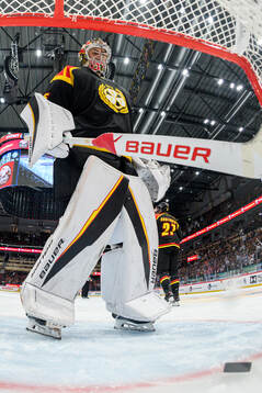 Brynäs målvakt Damian Clara deppar