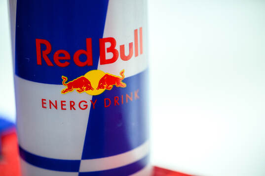 Red Bulls logotyp på en vattenflaska