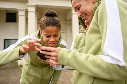 Felicia Schröder and Tabby Tindell participate in a quiz