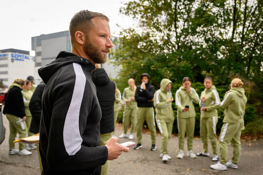 Fitness coach Pontus Axell holds a quiz