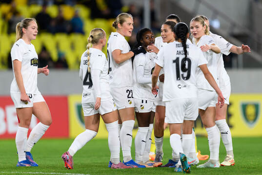 Monica Jusu Bah of Häcken celebrates with team mates