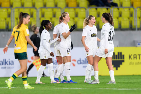 Paulina Nyström of Häcken celebrates with team mates