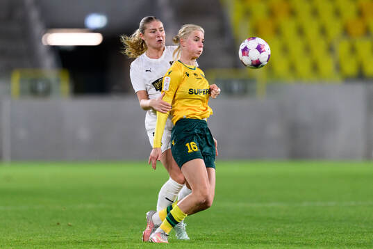 Emilie Carlberg Byrnak of Häcken and Nicola Brzeczek of