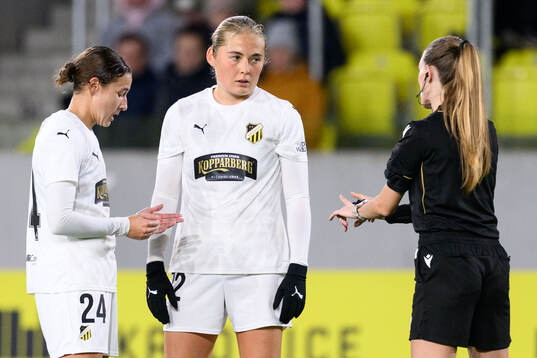Tabby Tindell and Paulina Nyström of Häcken with referee