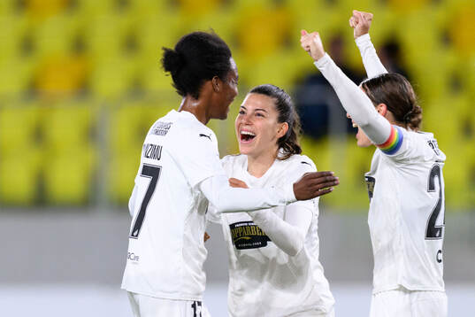 Faith Chinzimu of Häcken celebrates with Helena Sampaio
