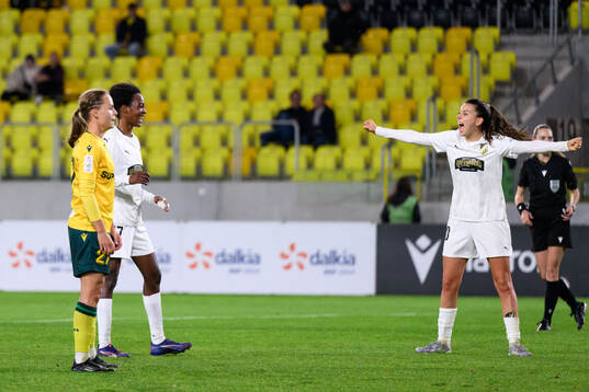 Faith Chinzimu of Häcken celebrates with Helena Sampaio