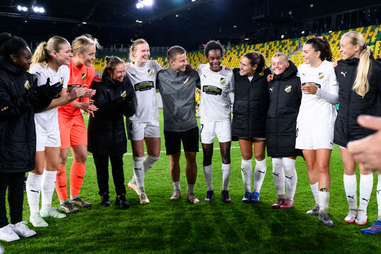 Faith Chinzimu of Häcken celebrates with team mates