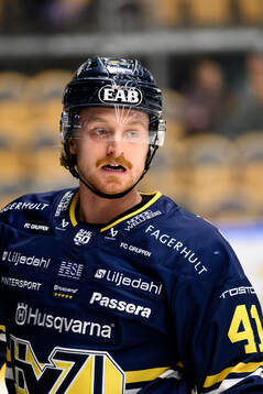 HV71s Riley Woods