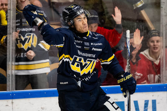 HV71s Jonathan Ang jublar