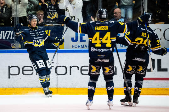 HV71s Jonathan Ang jublar