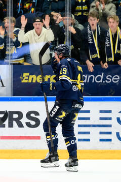 HV71s Niklas Hansson jublar