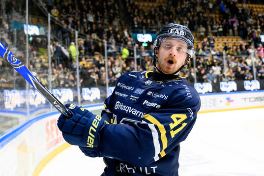 HV71s Riley Woods jublar