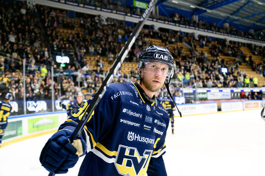 HV71s Olle Alsing jublar