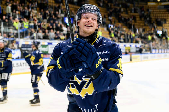 HV71s Linus Lindström jublar