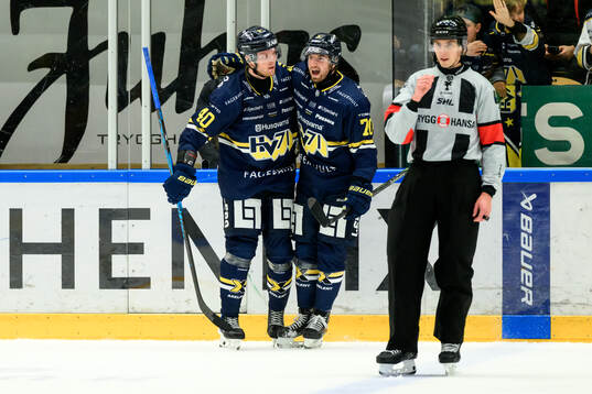 HV71s Oskar Stål-Lyrenäs  jublar