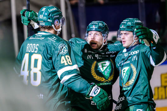 Färjestads Filip Roos jublar med Emil Alba och Lucas