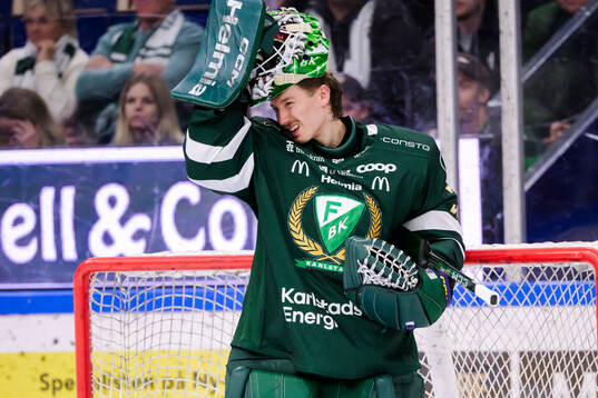 Färjestads målvakt Emil Larmi deppar