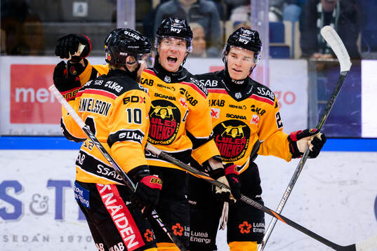 Luleås Erik Gustafsson jublar med lagkamrater