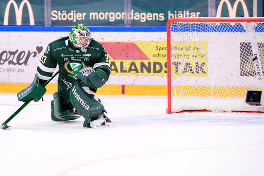 Färjestads målvakt Emil Larmi ser på när en puck går