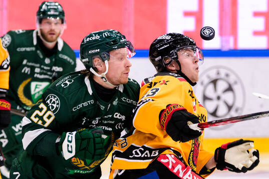 Färjestads Oskar Steen och Luleås Jesper Sellgren
